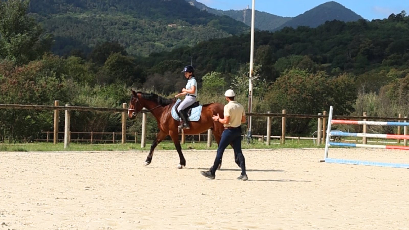 Killian marche à côté d'une cavalière pendant un stage